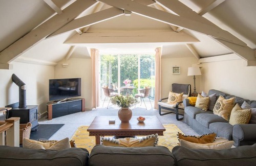 Kingsbridge House | Experience Tickell Cottage: Family-Friendly & Pet Welcoming