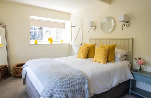 Kingsbridge House | Experience Tickell Cottage: Family-Friendly & Pet Welcoming