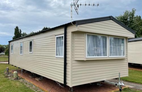 Minehead Other | Oceanfront Tidal Caravan with Private Pool & Family Amenities