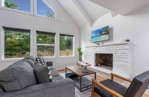 Ocean Shores Ski Chalet | Pet-Friendly Getaway at Tidal House #4 - Ocean Shores Chalet