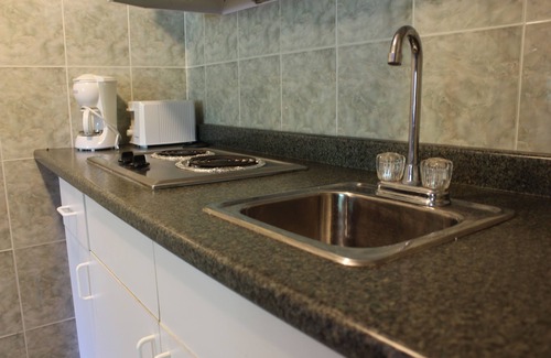 Lattingtown Hotel | Beachside Retreat at Tides Motor Inn with Family Amenities