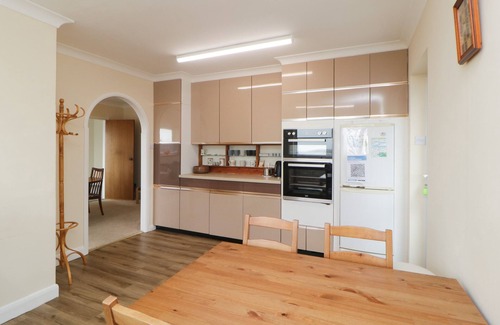 Ebford Cottage | Pet-Friendly TIDEWAYS Cottage with Ocean View in Devon