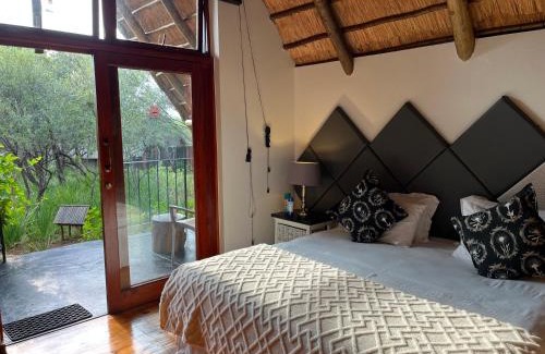 Maanhaarand Bed & Breakfast | Discover Tidimalo Lodge: Poolside Retreat with Great Reviews