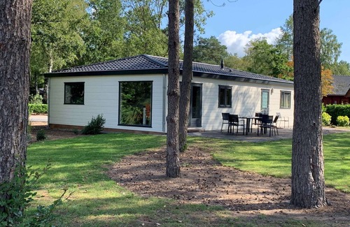 Lochem House | Cozy Chalet with Pool, Kitchen & Pet-Friendly Amenities