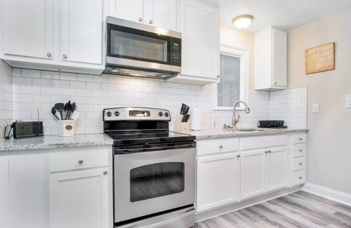 Lakeshore South House | Comfortable Team Stay - Sleeps 8, Near Stadium & Pet Friendly