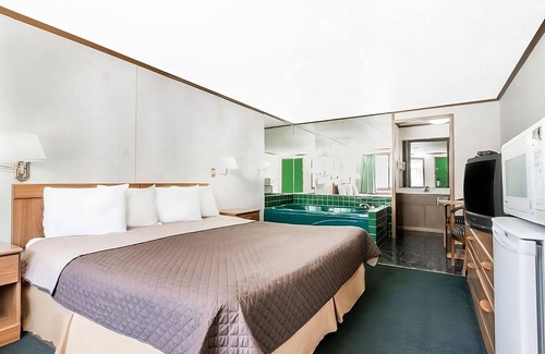 Summitt Hotel | Cozy Unit with Outdoor Pool, Free Parking & Pet-Friendly