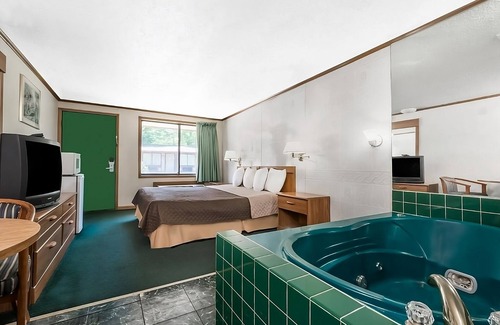 Summitt Hotel | Cozy Unit with Outdoor Pool, Free Parking & Pet-Friendly