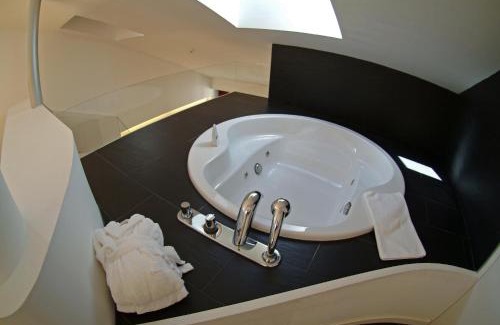 Biescas Hotel | Relax at Tierra de Biescas: Oceanfront Retreat with Spa