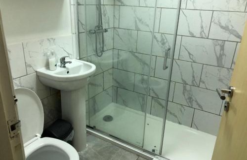 Chorlton-on-Medlock Apartment | Child-Friendly Escape at Tiffany’s Hotel - Great Value Stay