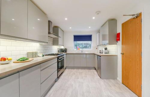 Stevenage Apartment | Comfortable Tiger House in Stevenage for Group Getaways