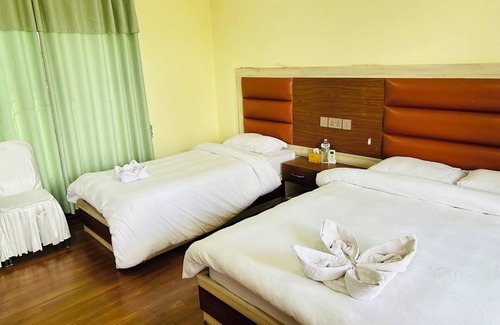 Chitwan District Resort | Wildlife Retreat: Family-Friendly Stay with Breakfast Included