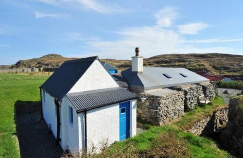 Isle of Lewis House | Guest Rated 10/10: Tigh Bhisa Blackhouse for Families