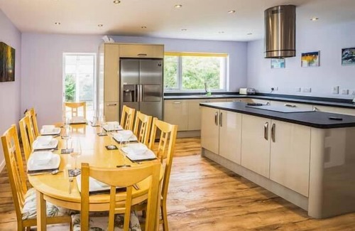 Aultbea Cottage | Pet-Friendly Tigh Na Sith: Perfect Country Retreat in Aultbea