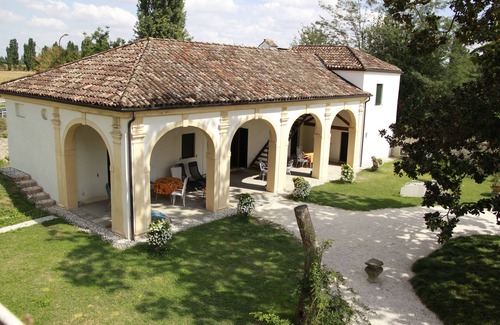 Olmo di Mira Apartment | Elegant Residence at Villa Pastori: Rated 9.4/10, Pet Friendly