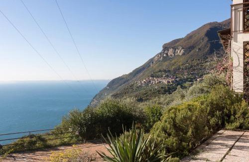 Oldesio Apartment | Scenic Tignale Panorama: Family & Pet-Friendly Retreat