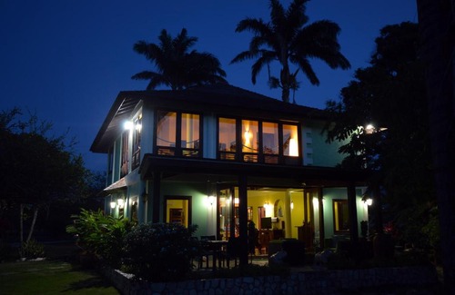 St. Ann's Bay Villa | Idyllic Tikal Villa: Oceanfront Bliss with a 10/10 Rating