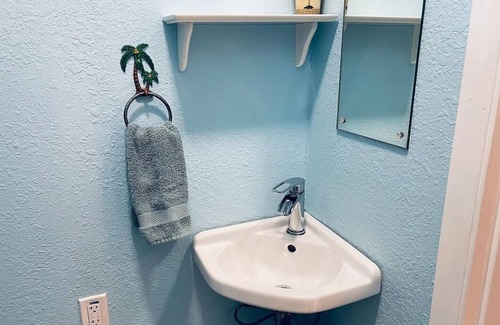 Grass Valley Cottage | Tiki in the Pines Studio: Walk to Downtown with Pool