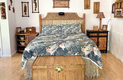 Grass Valley Cottage | Tiki in the Pines Studio: Walk to Downtown with Pool