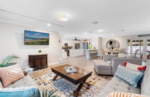 Dania Beach House | Relax at TIKI Retreat: Pool, Game Room & Beach Access!