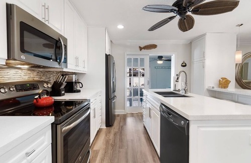 Dania Beach House | Relax at TIKI Retreat: Pool, Game Room & Beach Access!