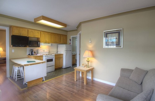 Okanagan-Similkameen Hotel | Discover Tiki Shores Inn & Suites: Family-Friendly Retreat