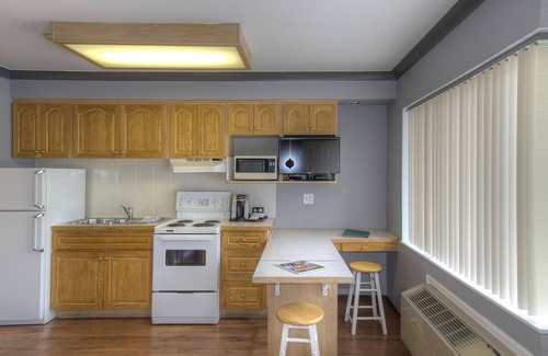 Okanagan-Similkameen Hotel | Discover Tiki Shores Inn & Suites: Family-Friendly Retreat