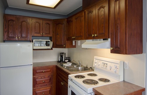 Okanagan-Similkameen Hotel | Discover Tiki Shores Inn & Suites: Family-Friendly Retreat