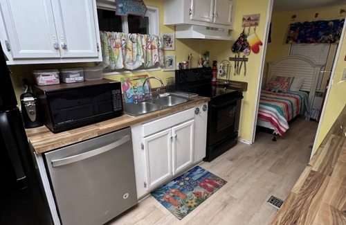 Garden City Cottage | Pet-Friendly Tiki Time Getaway: Steps to Pool & Splashpad
