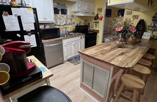 Garden City Cottage | Pet-Friendly Tiki Time Getaway: Steps to Pool & Splashpad