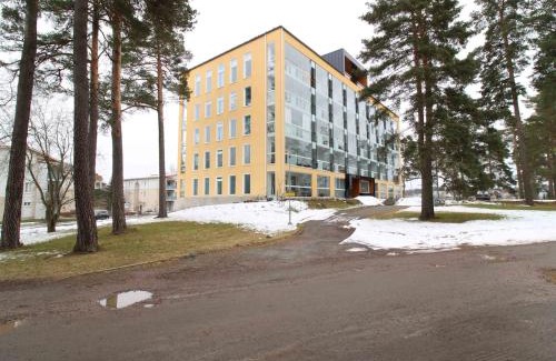 Vantaa City Centre Apartment | Tikkurila studio for 4 people next to the airport, private parking