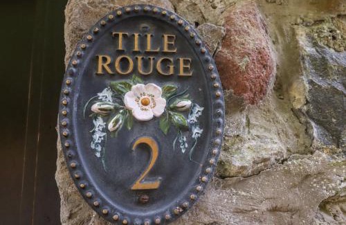 Akeld House | Experience Tile Rouge: Pet-Friendly Accommodations Await