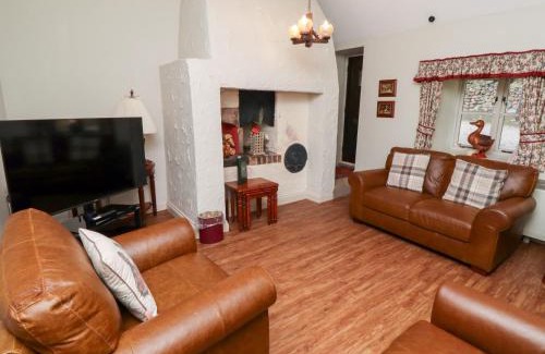 Akeld House | Experience Tile Rouge: Pet-Friendly Accommodations Await
