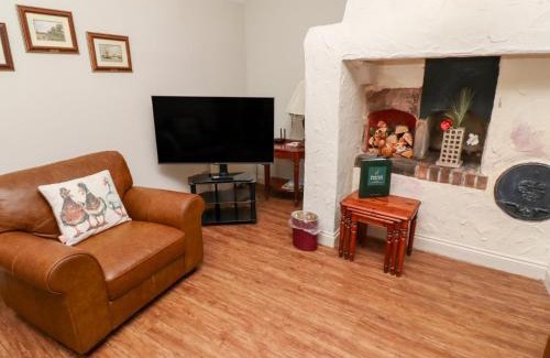 Akeld House | Experience Tile Rouge: Pet-Friendly Accommodations Await