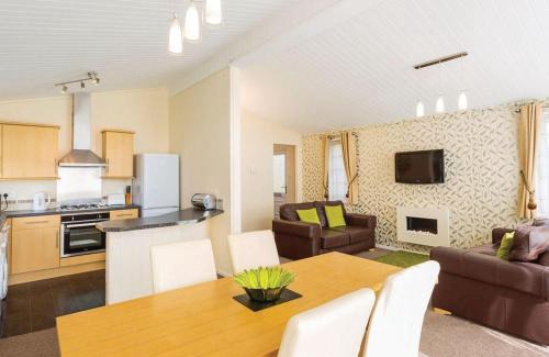 Tilford Resort | Inviting Tilford Woods Lodge Retreat - Family-Friendly Getaway
