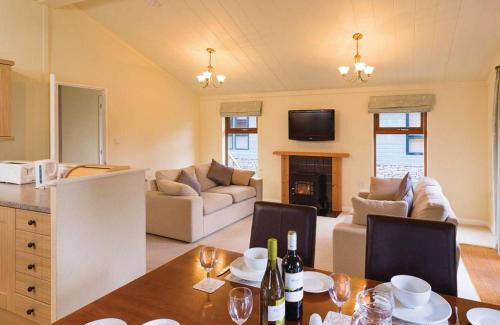 Tilford Resort | Inviting Tilford Woods Lodge Retreat - Family-Friendly Getaway