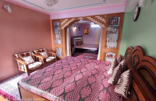 Sanjauli Bed & Breakfast | Cozy Tilla Homestay Shimla with Kitchen and Breakfast Included