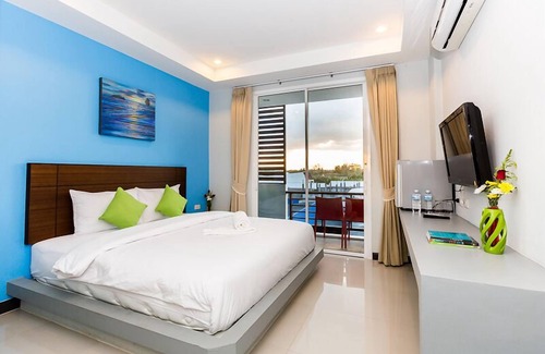 Lam Thap Hotel | Discover Tillthong Garden: Family-Friendly with Dining Options