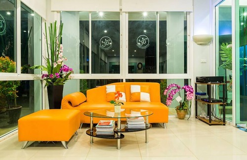 Lam Thap Hotel | Discover Tillthong Garden: Family-Friendly with Dining Options