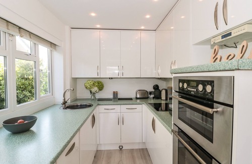 Weston-super-Mare House | Discover Tilly’s Cottage: Pet-Friendly Getaway in Kewstoke