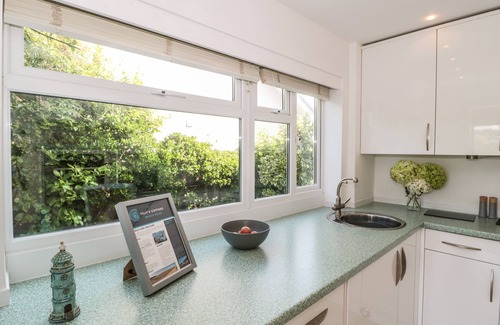 Weston-super-Mare House | Discover Tilly’s Cottage: Pet-Friendly Getaway in Kewstoke