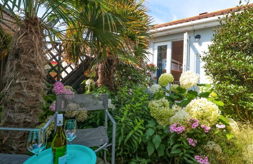 Weston-super-Mare House | Discover Tilly’s Cottage: Pet-Friendly Getaway in Kewstoke