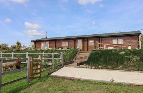 Bircotes House | Experience Tilly's Lodge: Family-Friendly 4-Star Getaway