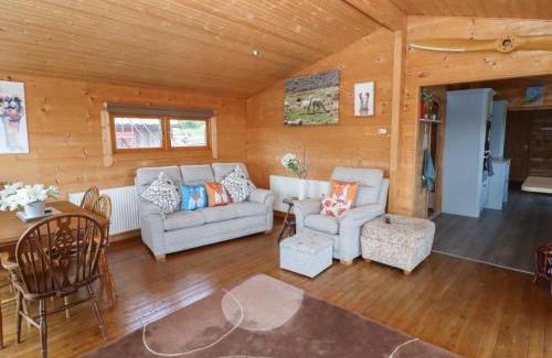 Bircotes House | Experience Tilly's Lodge: Family-Friendly 4-Star Getaway