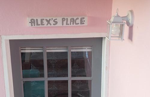 Snow Hill Apartment | Experience Tim Pappies at Alex's Place - Rated 9.6/10