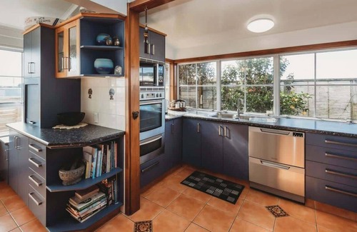 New Plymouth Villa | Timata Ora: Oceanfront Retreat for 14 with Breakfast