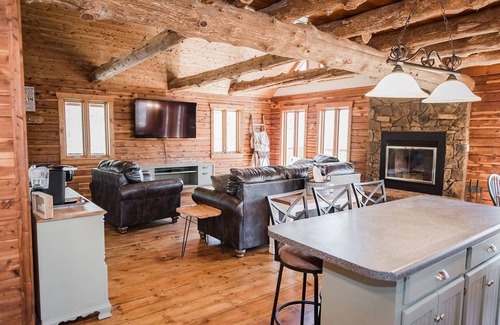 Pittsburg Cabin | Timber Cove Cabin: Relaxing Lakeside Retreat with Pool