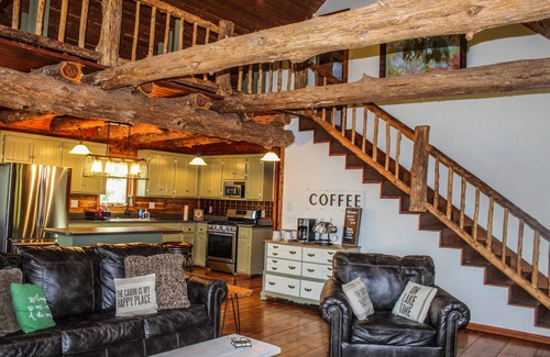 Pittsburg Cabin | Timber Cove Cabin: Relaxing Lakeside Retreat with Pool