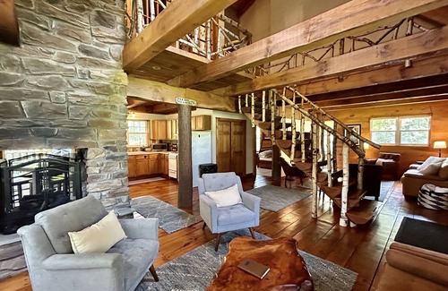 Weatherly Cabin | Idyllic Timber Framed Cabin in Pocono Mountains Retreat
