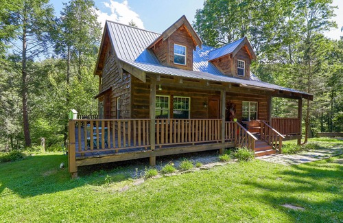 Weatherly Cabin | Idyllic Timber Framed Cabin in Pocono Mountains Retreat