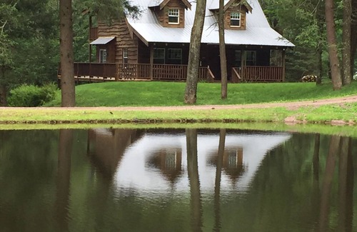 Weatherly Cabin | Idyllic Timber Framed Cabin in Pocono Mountains Retreat